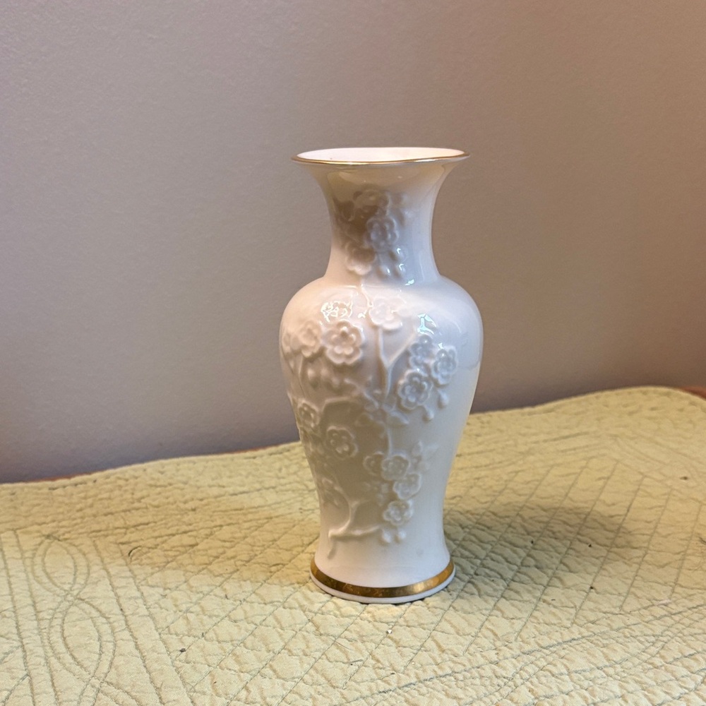 Lenox Ming Blossom Vase with Gold Trim.
